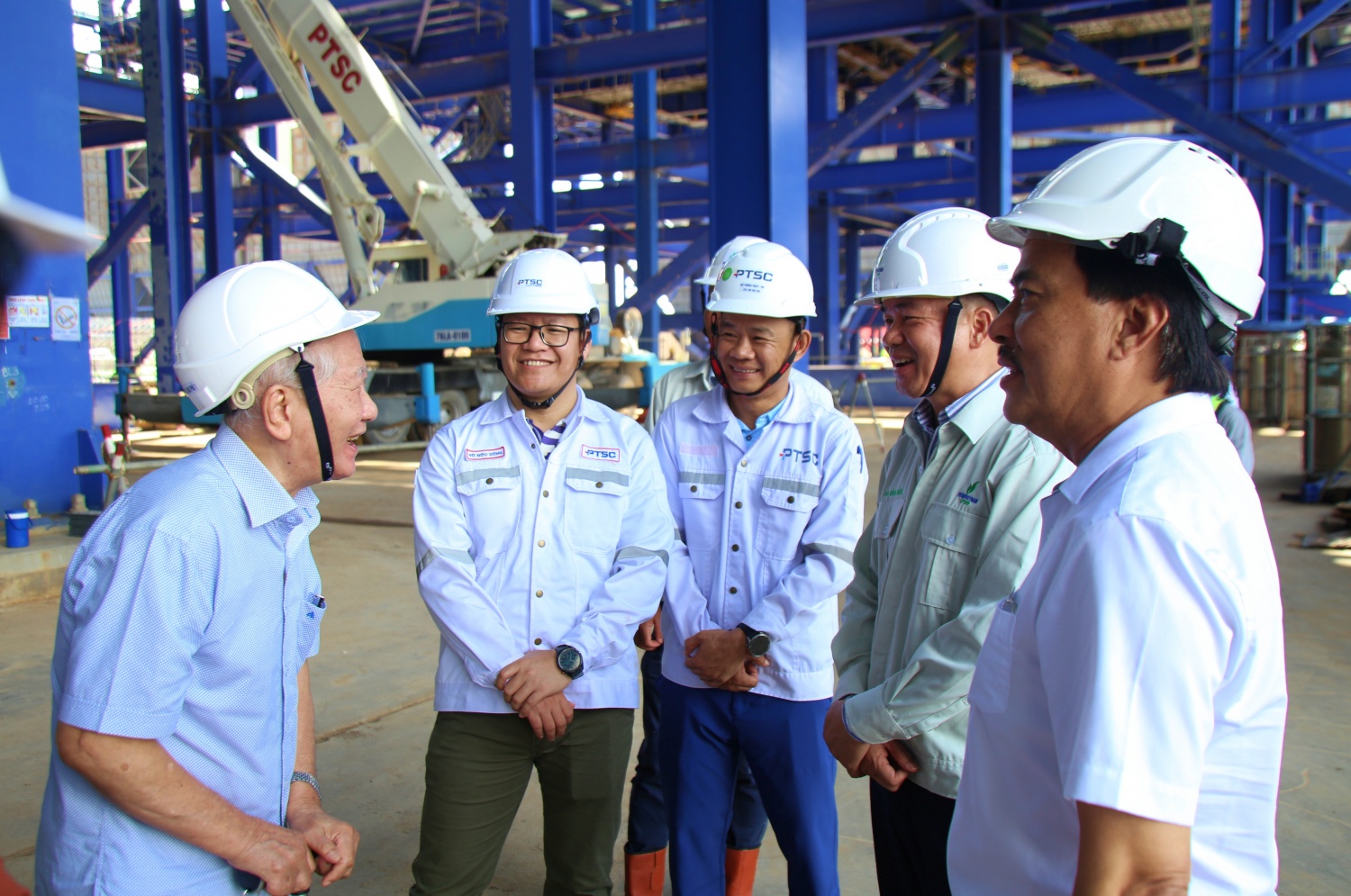 Trao Huy hiệu 45 năm tuổi Đảng cho đồng chí Ngô Thường San