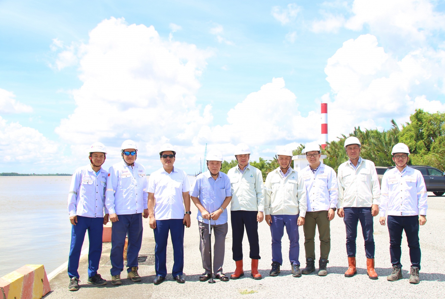 Trao Huy hiệu 45 năm tuổi Đảng cho đồng chí Ngô Thường San