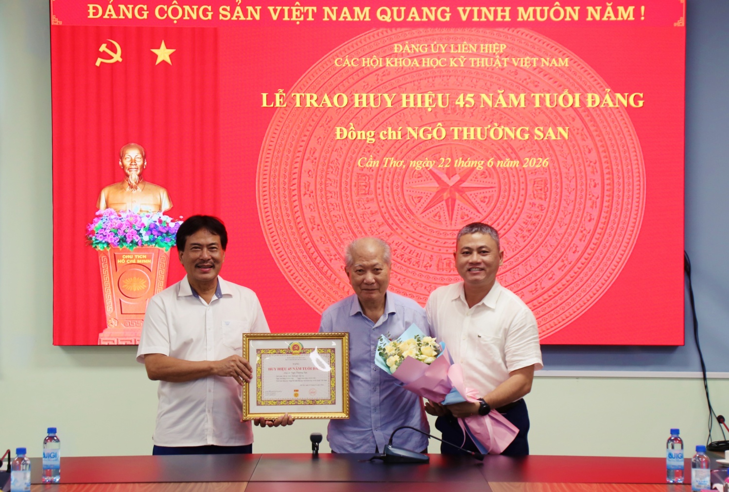 Trao Huy hiệu 45 năm tuổi Đảng cho đồng chí Ngô Thường San