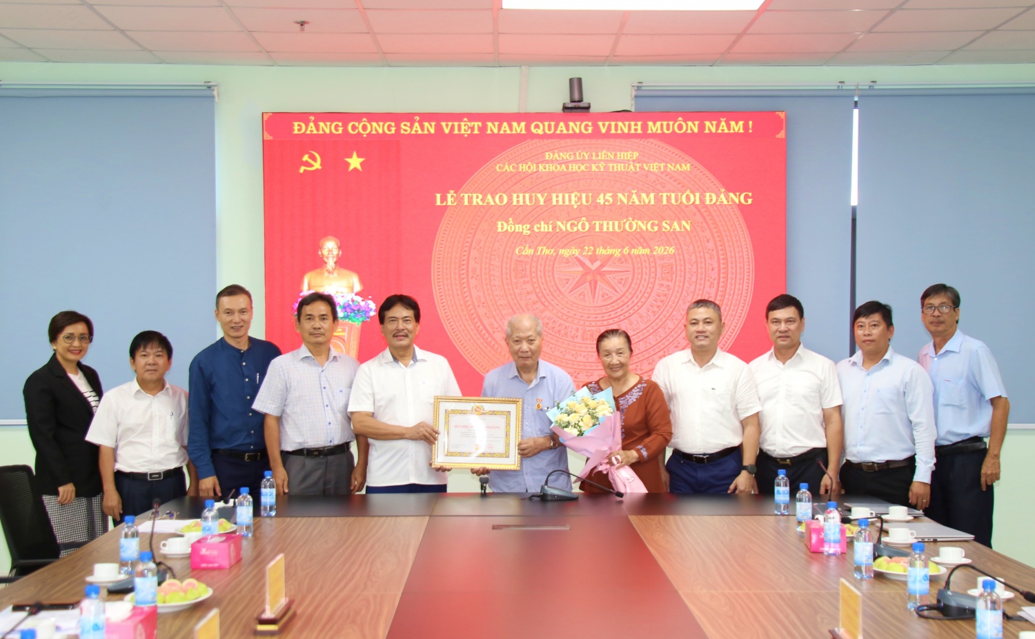 Trao Huy hiệu 45 năm tuổi Đảng cho đồng chí Ngô Thường San