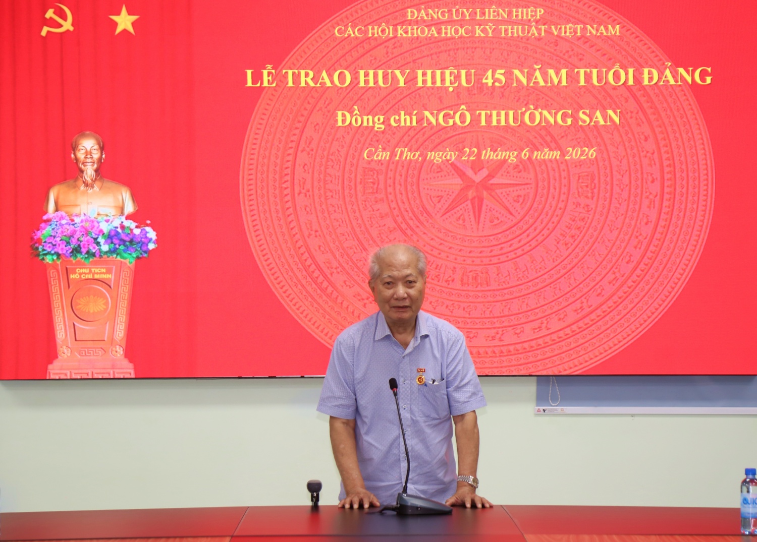Trao Huy hiệu 45 năm tuổi Đảng cho đồng chí Ngô Thường San