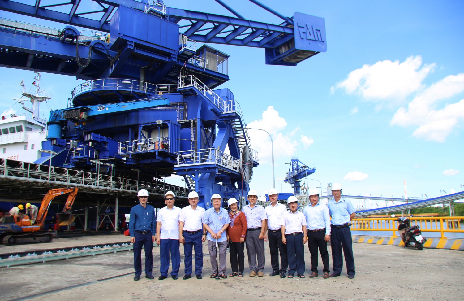 Trao Huy hiệu 45 năm tuổi Đảng cho đồng chí Ngô Thường San