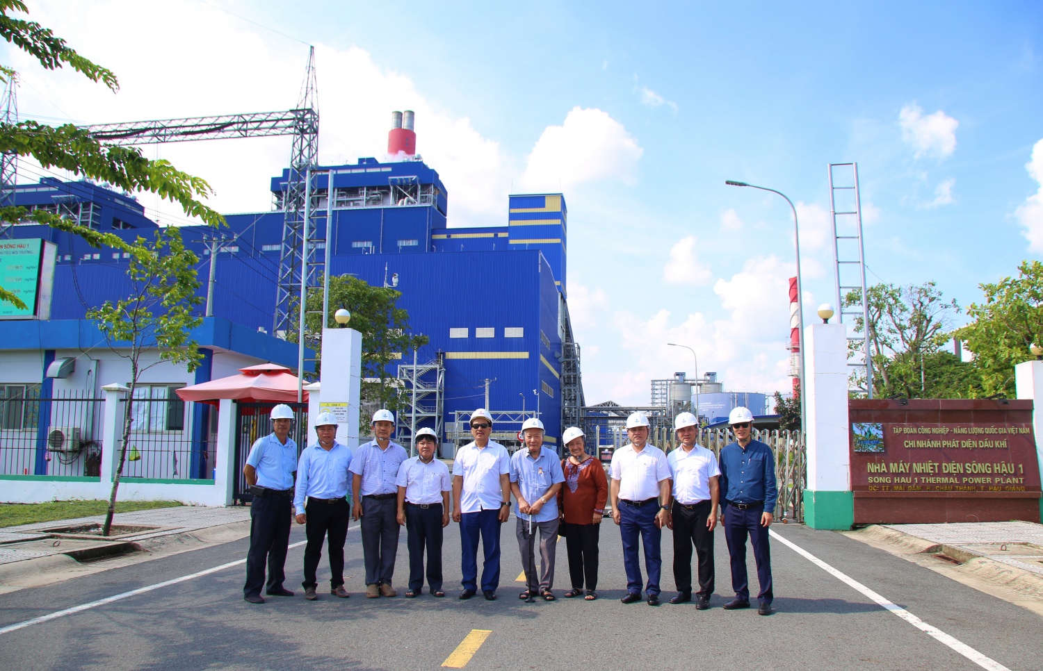 Trao Huy hiệu 45 năm tuổi Đảng cho đồng chí Ngô Thường San