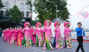 2.000 tà áo dài kể câu chuyện “Sắc Sen Tây Hồ - Hà Nội”