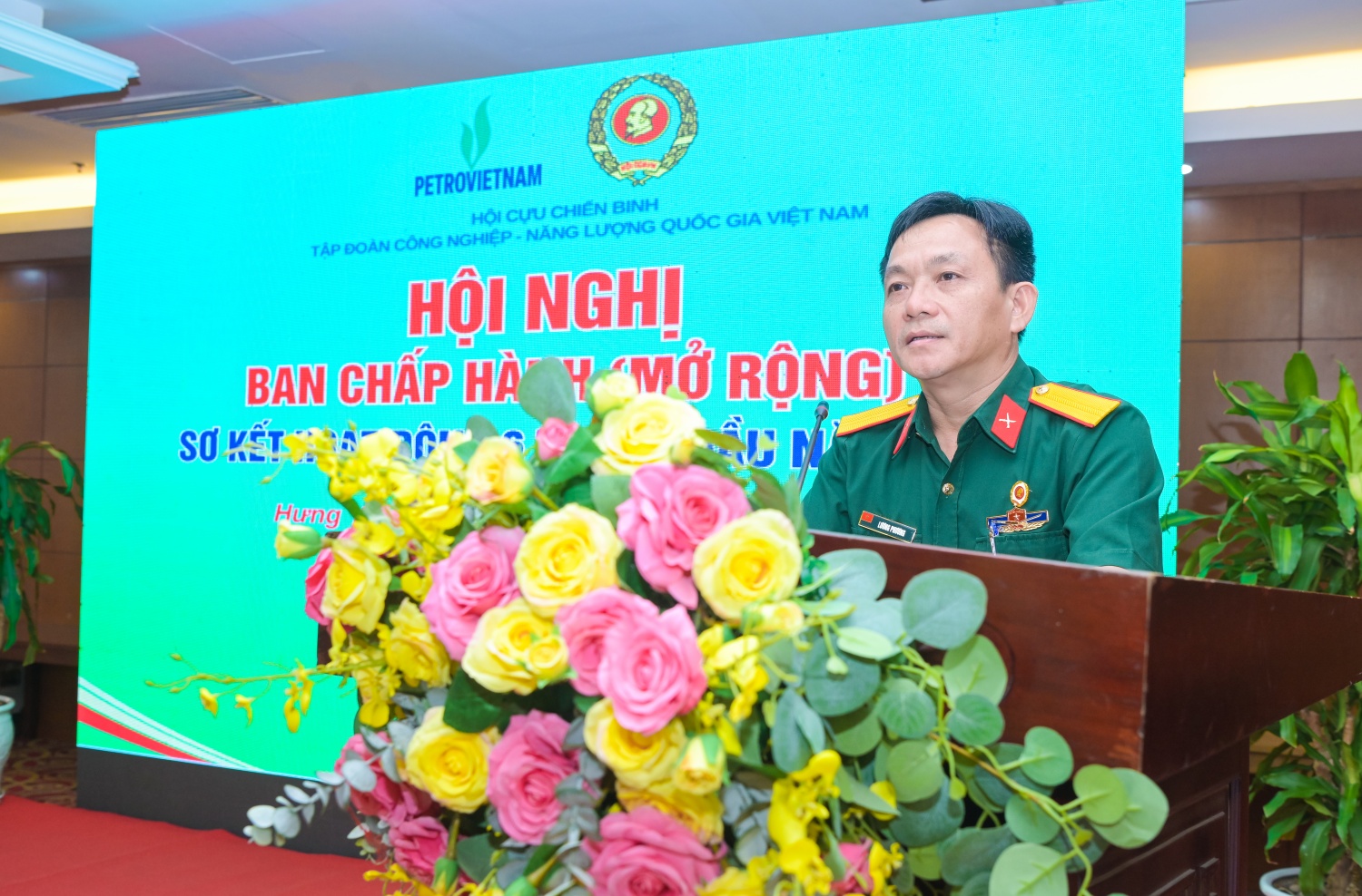 Đồng chí Lương Phương, Chủ tịch Hội Cựu chiến binh Tổng công ty Phân bón và Hóa chất Dầu khí (PVFCCo - Phú Mỹ) trình bày tham luận tại Hội nghị BCH (mở rộng) Hội CCB Petrovietnam