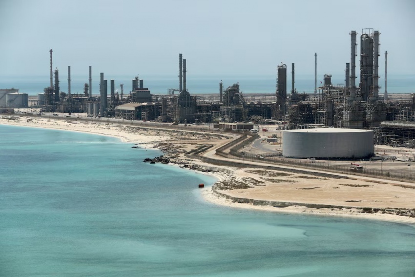 Toàn cảnh nhà máy lọc dầu và trạm tiếp nhận dầu Ras Tanura của Saudi Aramco tại Ả Rập Xê Út