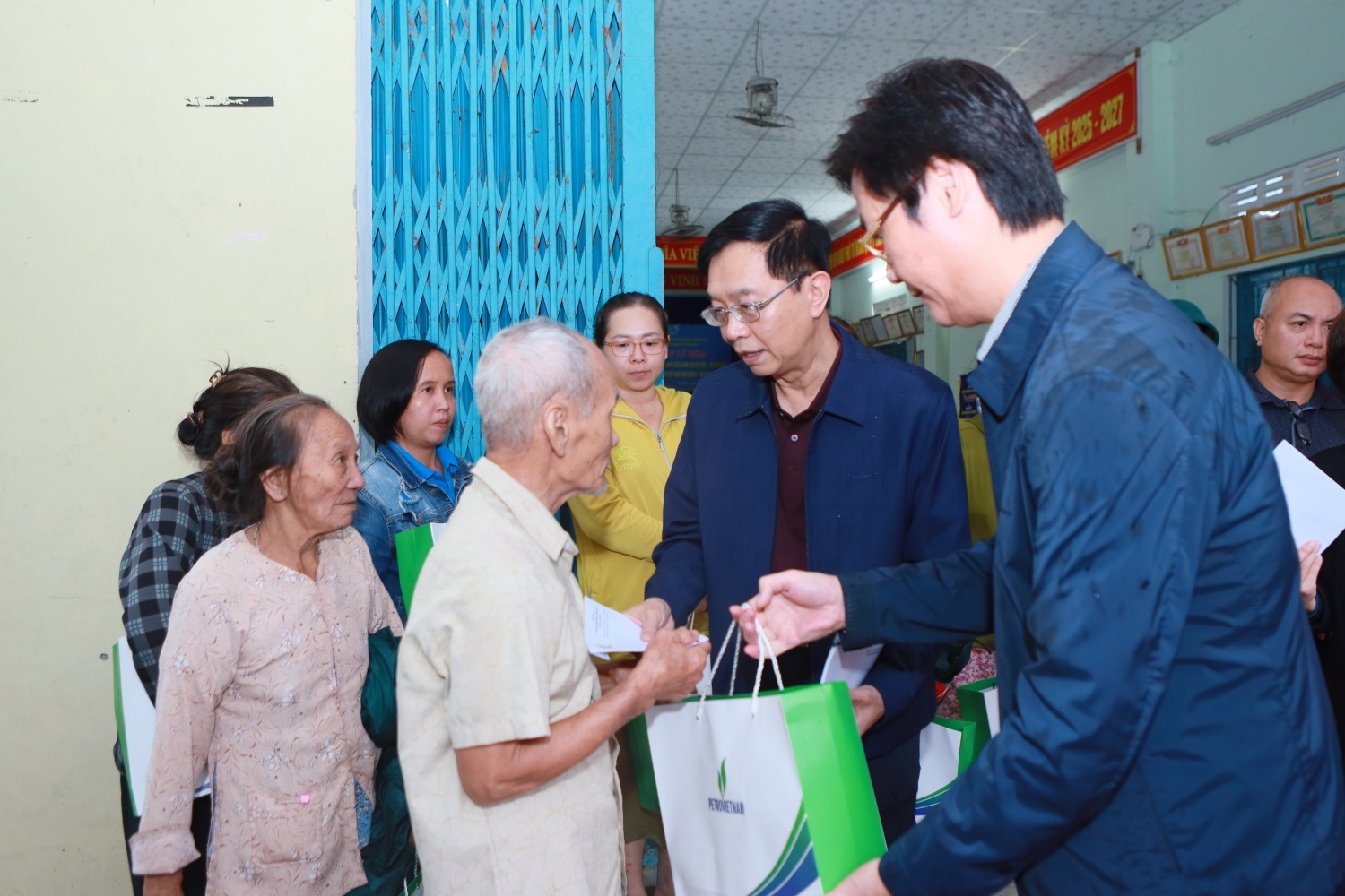 Đoàn công tác của Petrovietnam trao quà cho bà con khối phố Tứ Câu, phường Điện Bàn Đông, TP Đà Nẵng.