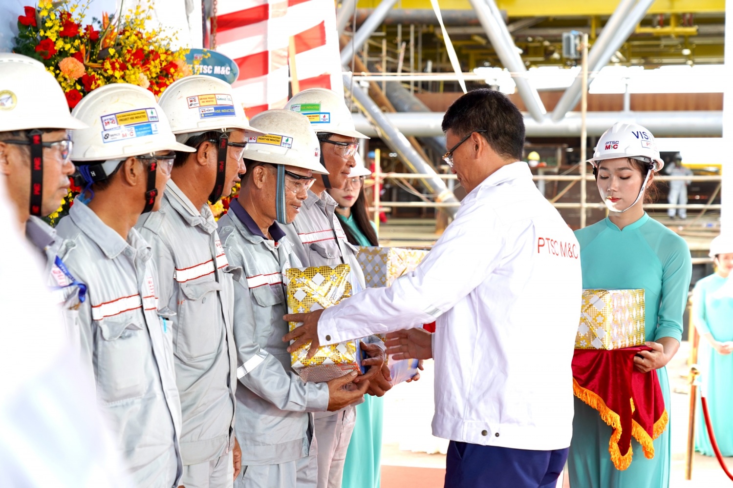 PTSC M&C hạ thủy giàn xử lý trung tâm Lạc Đà Vàng-A, sẵn sàng cho giai đoạn lắp đặt ngoài khơi