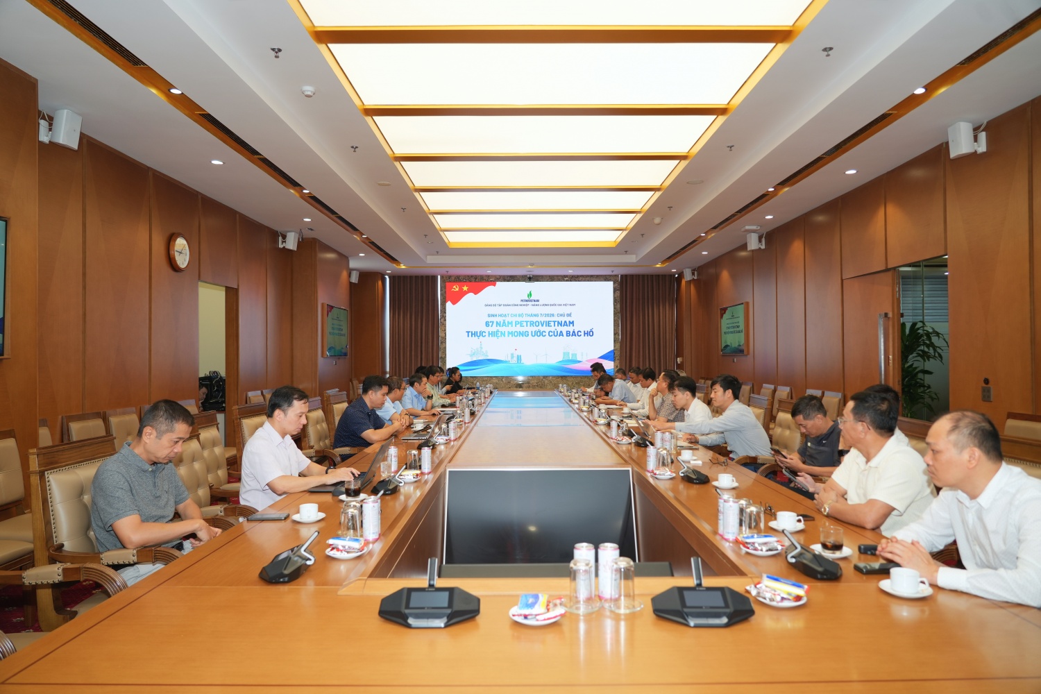 Chi bộ Ban Điện và NLTT quán triệt tinh thần “67 năm Petrovietnam thực hiện mong ước của Bác Hồ”.