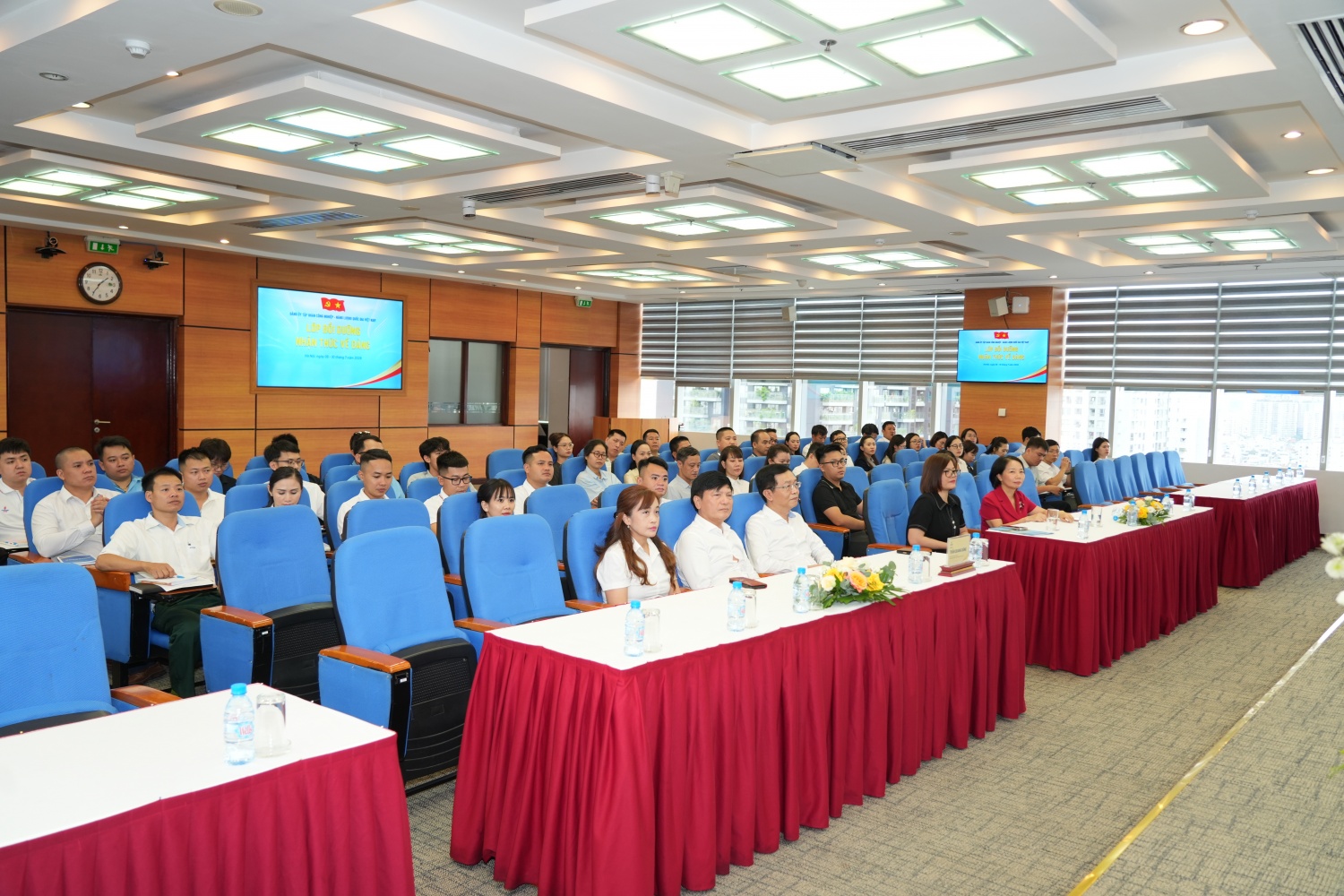Các đại biểu tham dự lớp bồi dưỡng về Đảng