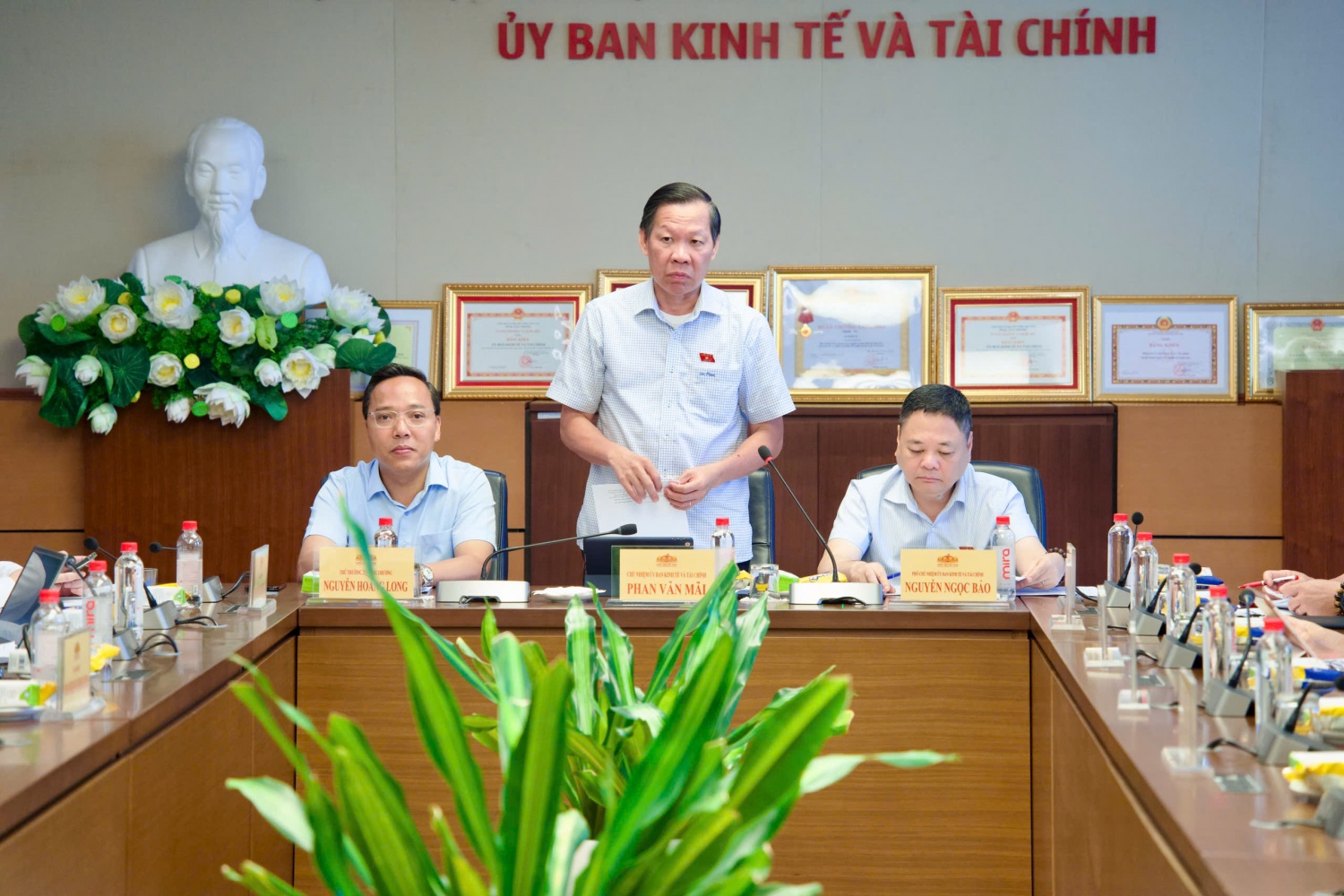 Luật Dầu khí (sửa đổi) cần cắt giảm các khâu trung gian, đảm bảo năng lượng cho phát triển Luật Dầu khí (sửa đổi) cần cắt giảm các khâu trung gian, đảm bảo năng lượng cho phát triển