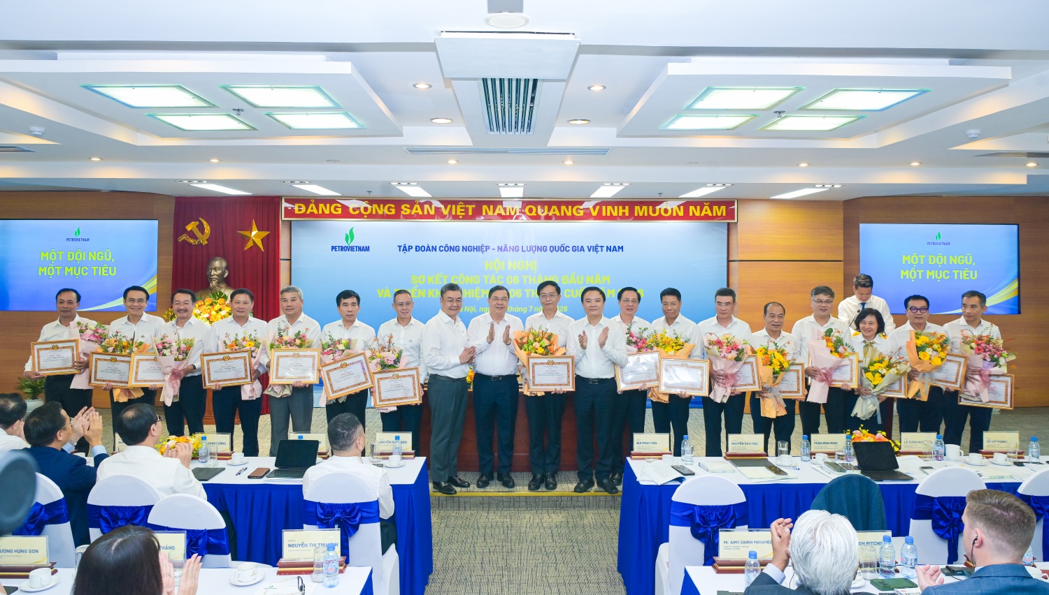 Đại diện các tổ chức Đảng, Đảng viên Petrovietnam nhận bằng khen của Đảng ủy Chính phủ trong hoàn thành xuất sắc nhiệm vụ 5 năm liền (2021-2025)