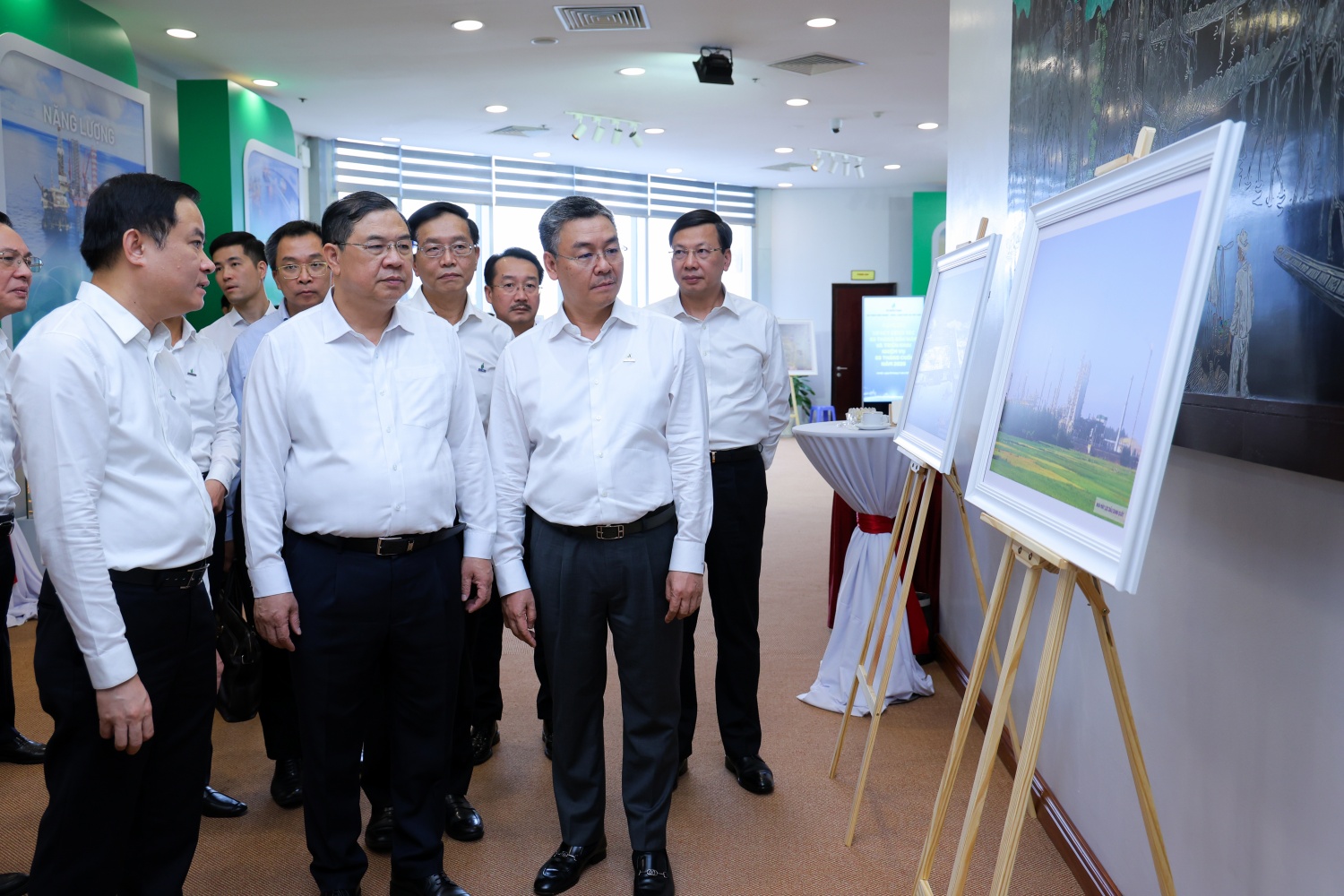 Phó Thủ tướng Thường trực Chính phủ Phạm Gia Túc tham quan không gian trưng bày hình ảnh, thành tựu nổi bật của Petrovietnam trước Hội nghị.