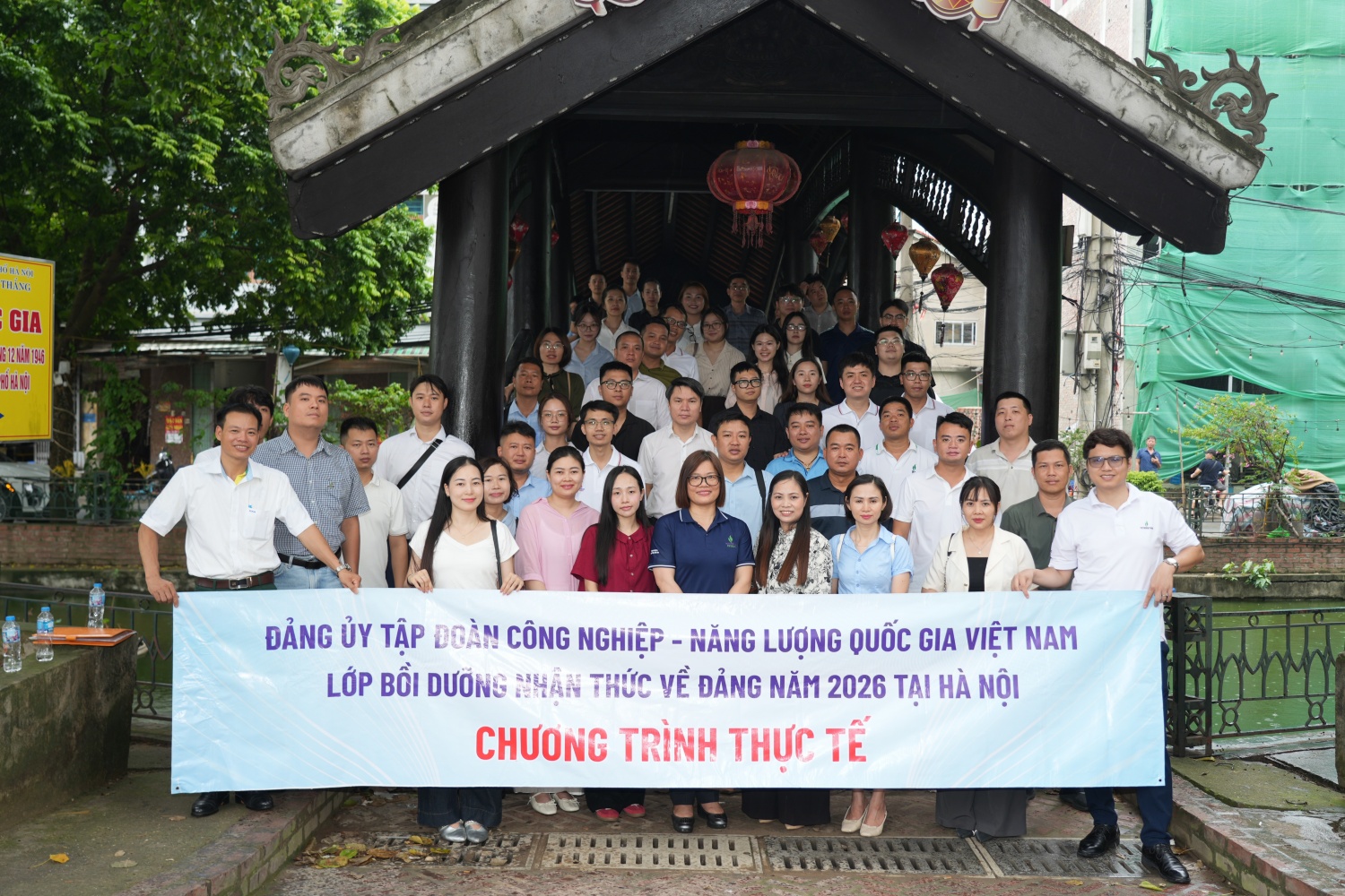 Lớp bồi dưỡng nhận thức về Đảng Petrovietnam về nguồn tại Khu lưu niệm Bác Hồ