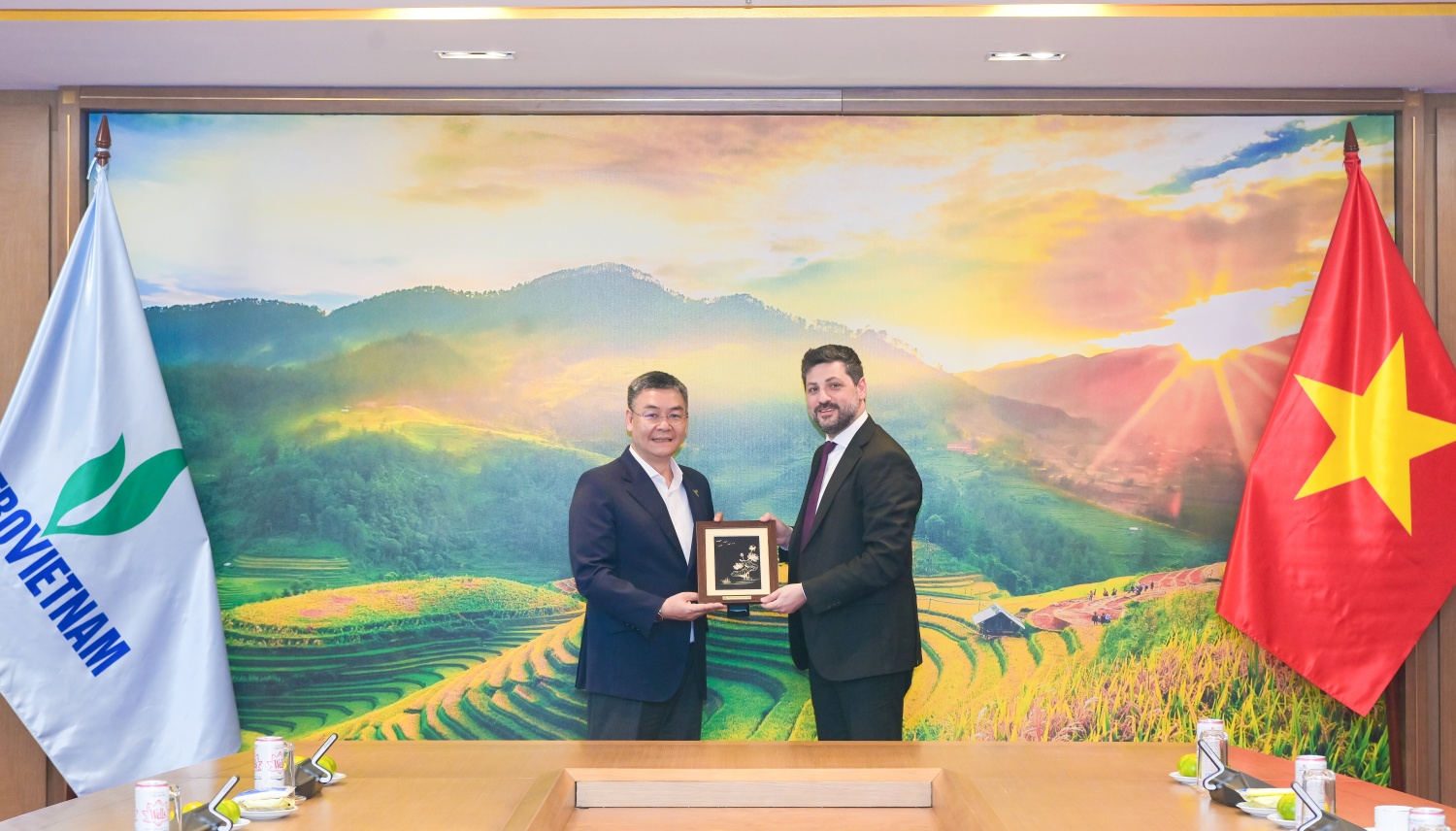 Tổng Giám đốc Petrovietnam Lê Mạnh Cường tặng quà lưu niệm cho ông Maroun Kairouz