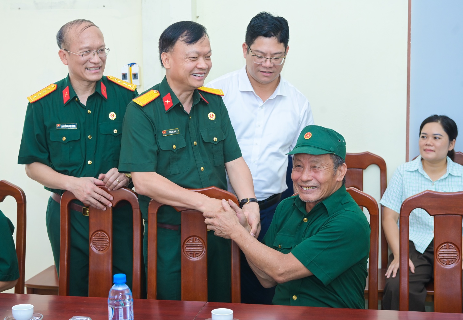 Petrovietnam thăm và tặng quà các thương, bệnh binh tại Hưng Yên, Ninh Bình