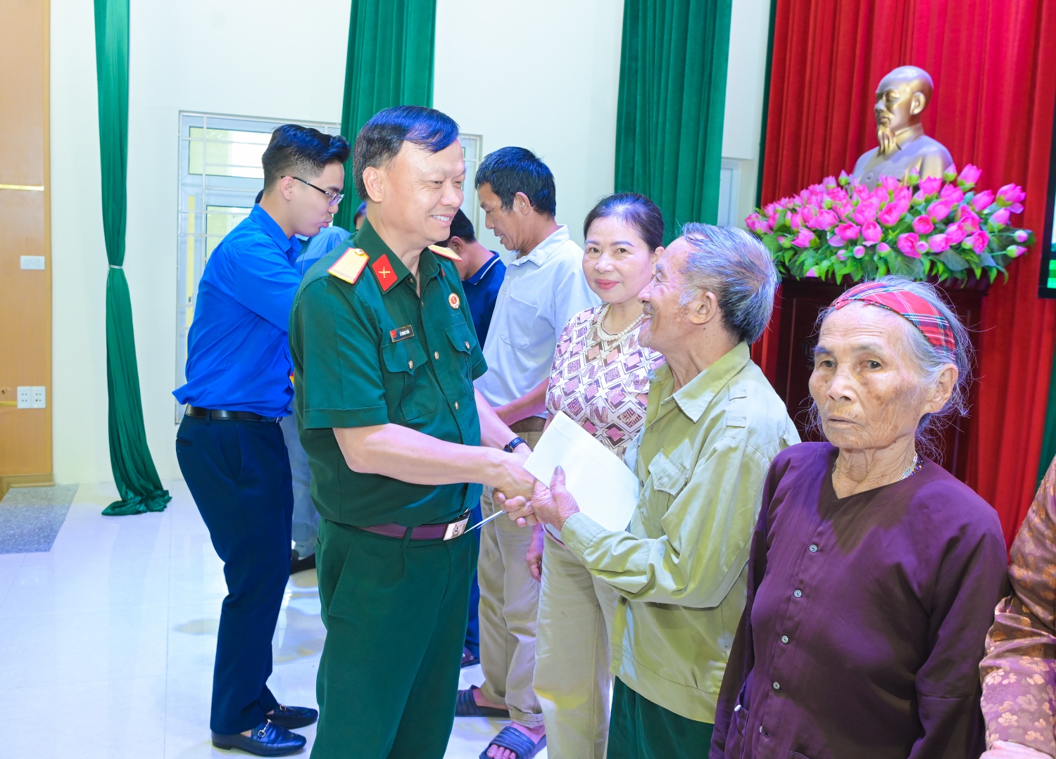 Petrovietnam thăm và tặng quà các thương, bệnh binh tại Hưng Yên, Ninh Bình