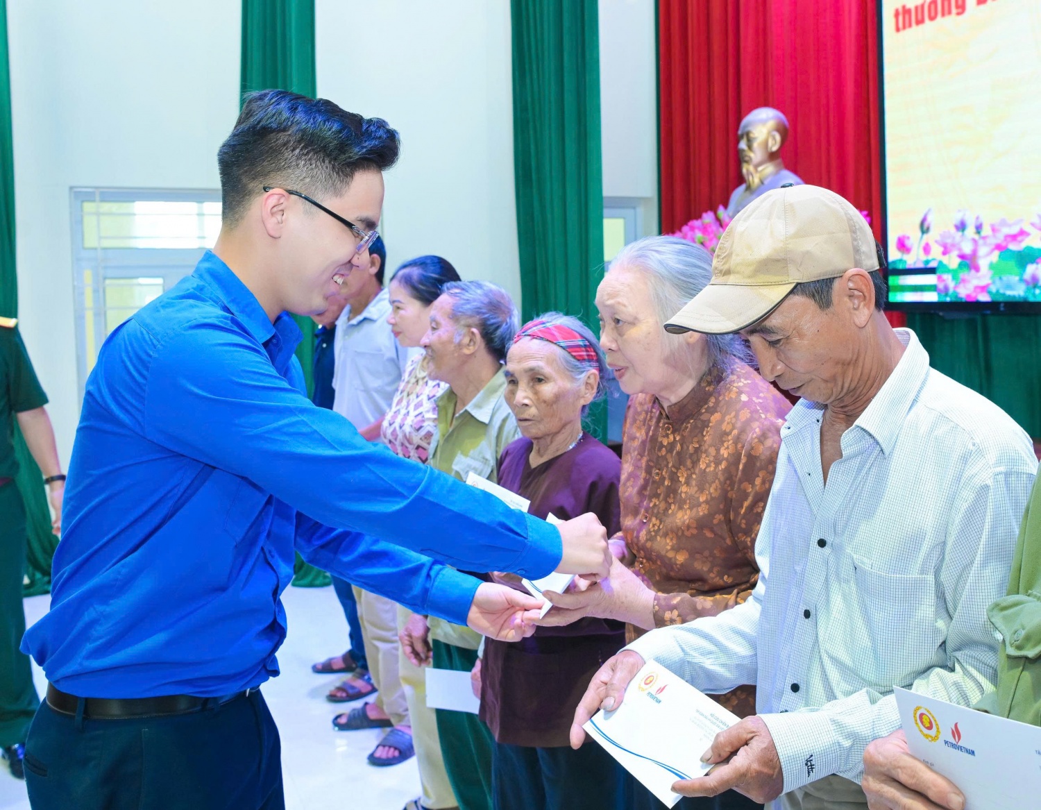 Petrovietnam thăm và tặng quà các thương, bệnh binh tại Hưng Yên, Ninh Bình