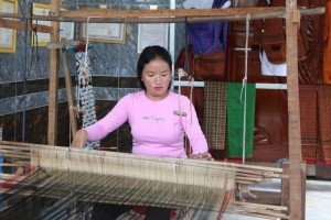 Làng nghề thổ cẩm Khmer trăm tuổi giữa nhịp sống mới
