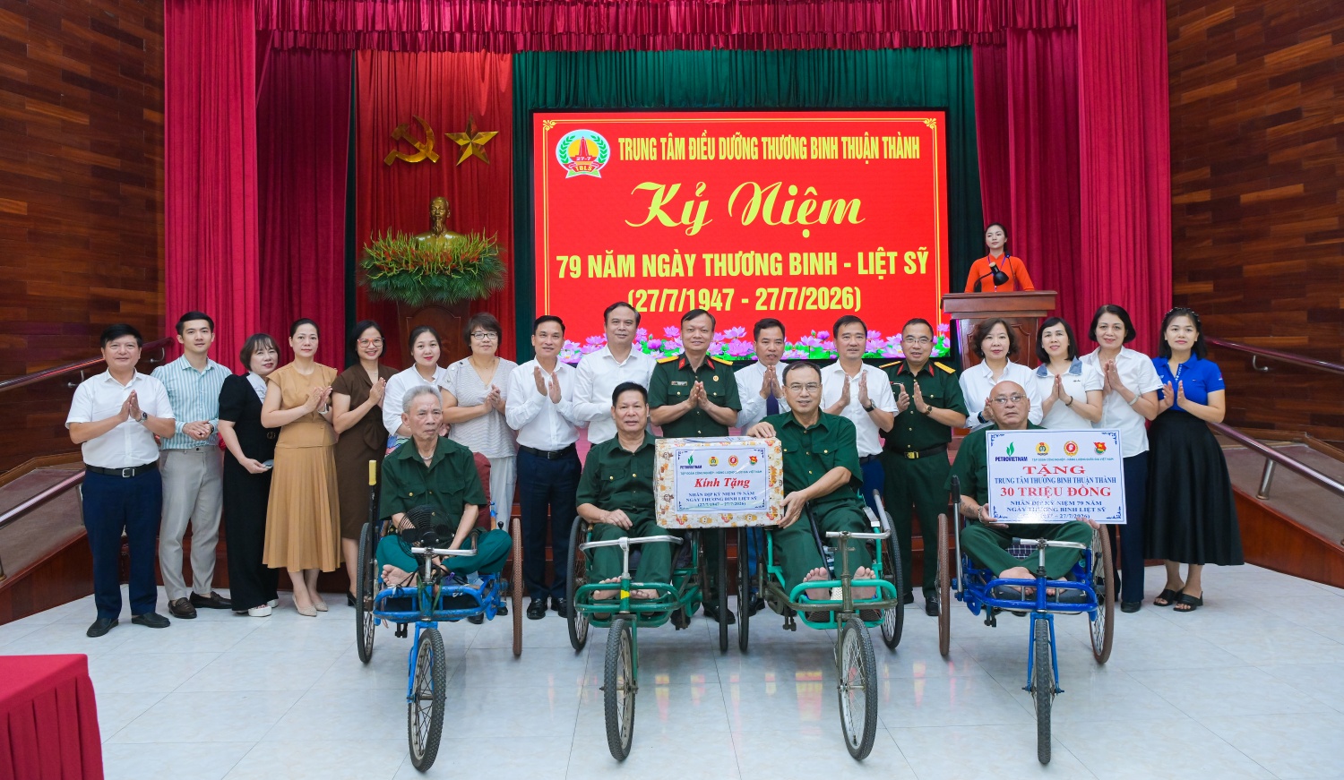 Đoàn công tác Petrovietnam tặng quà và trao hỗ trợ cho các thương, bệnh binh tại Trung tâm Điều dưỡng thương binh Thuận Thành