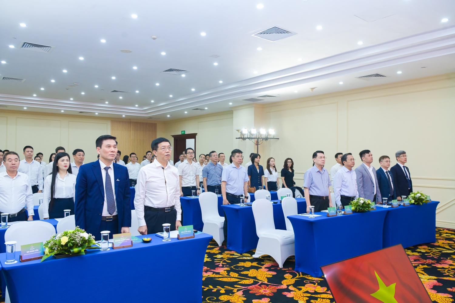Các đại biểu thực hiện nghi thức chào cờ