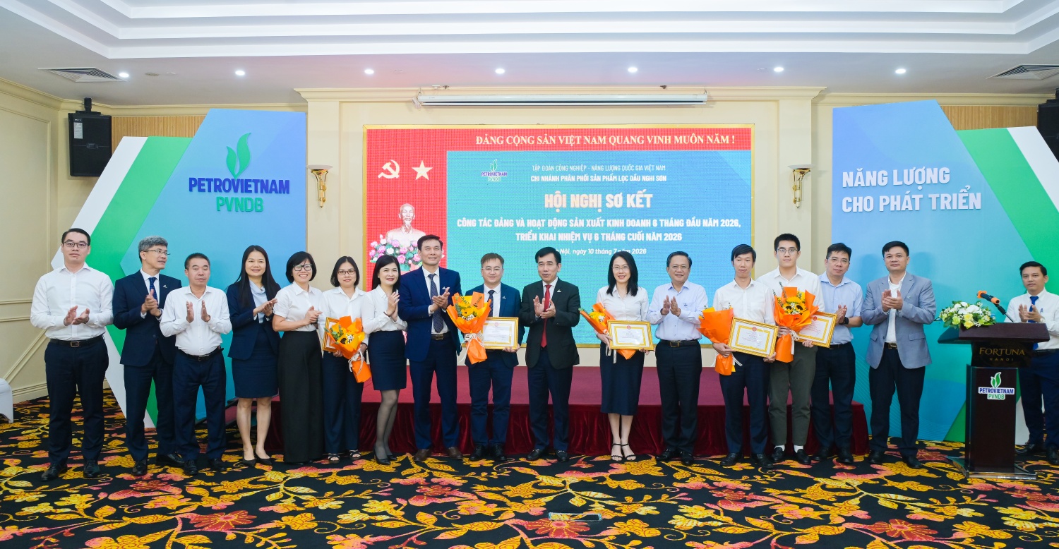 Lãnh đạo Petrovietnam và PVNDB trao tặng giấy khen cho các tập thể và cá nhân có thành tích xuất sắc