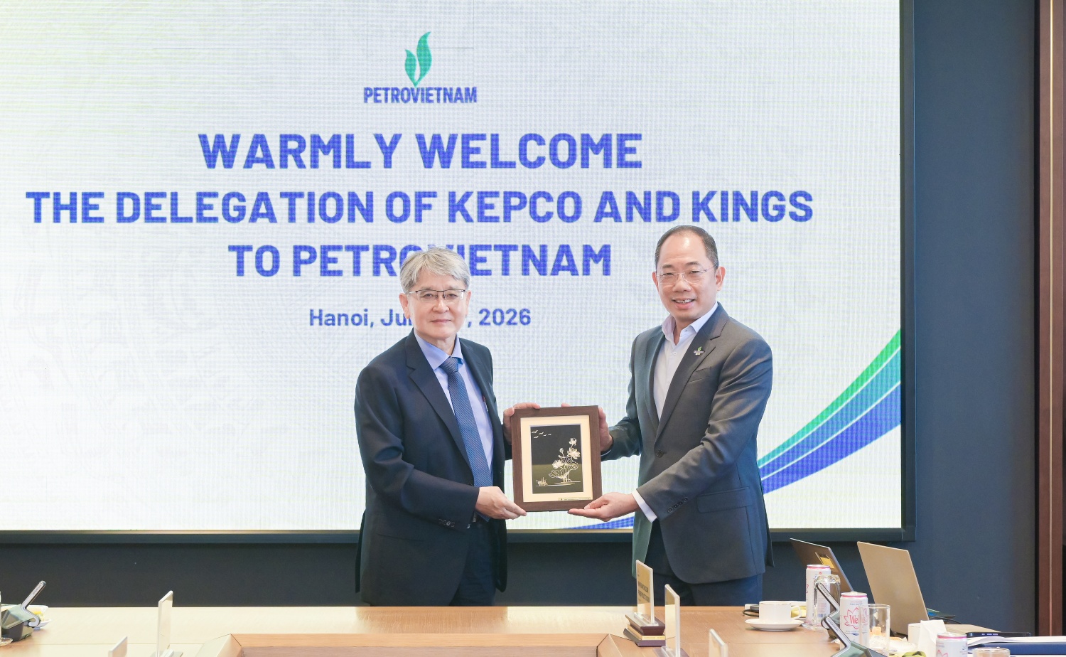 Phó Tổng Giám đốc Petrovietnam Cao Hoài Dương tặng quà lưu niệm cho ông Dong-Wook Jerng Phó Tổng Giám đốc Petrovietnam Cao Hoài Dương tặng quà lưu niệm cho ông Dong-Wook Jerng