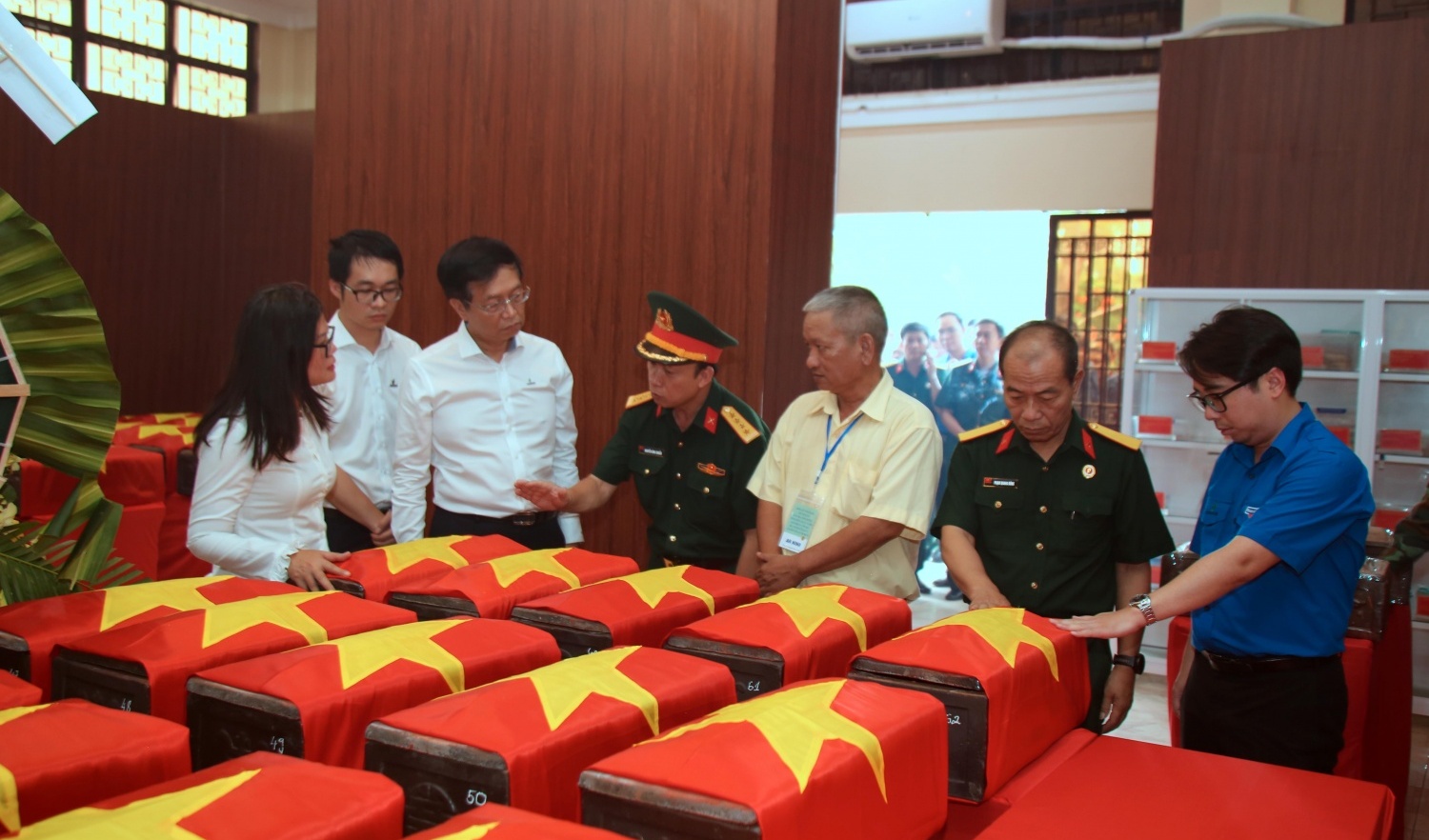Tuổi trẻ Petrovietnam dâng hương tri ân các Anh hùng liệt sĩ tại Công viên Lê Thị Riêng