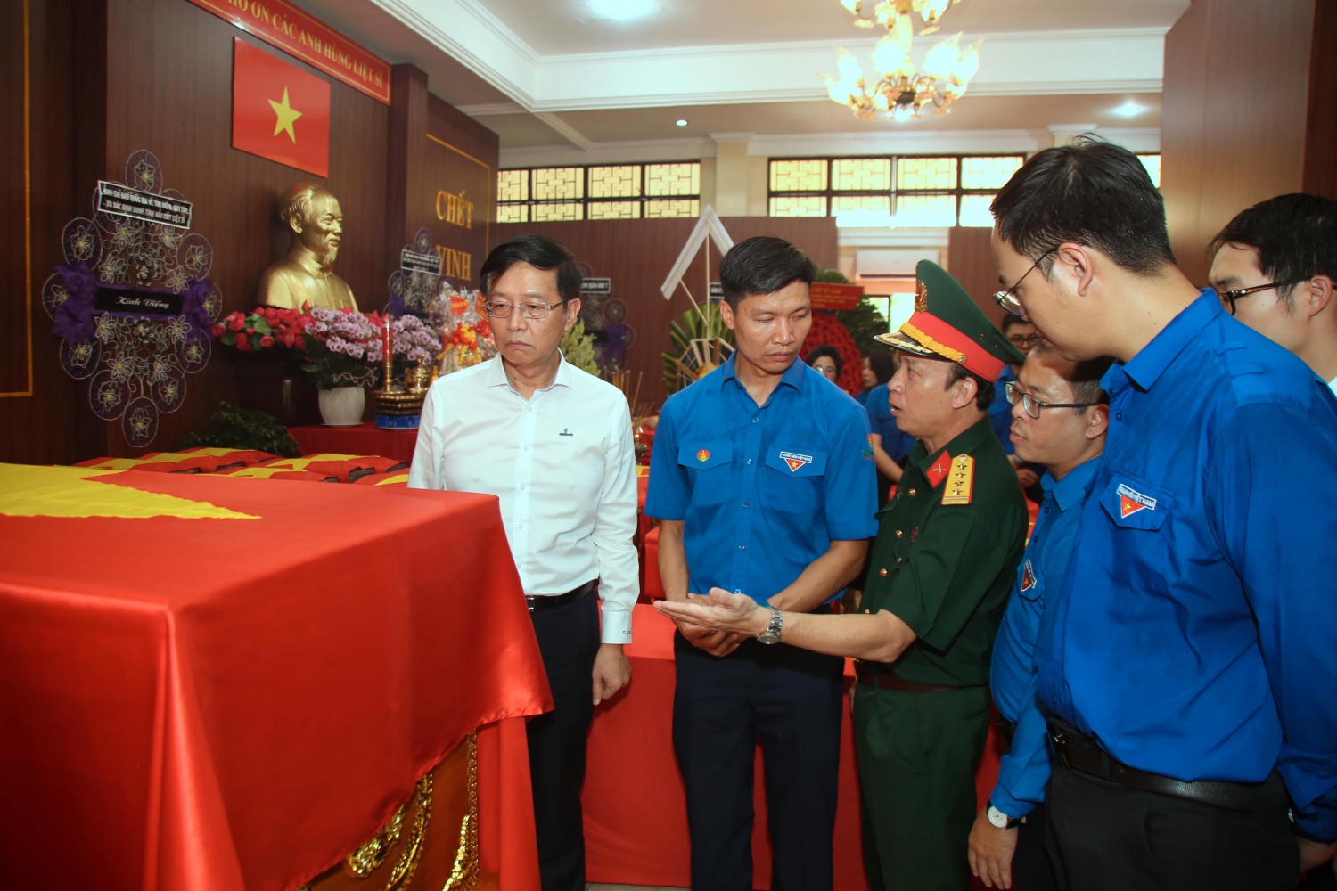 Petrovietnam dâng hương tri ân các Anh hùng liệt sĩ tại Công viên Lê Thị Riêng