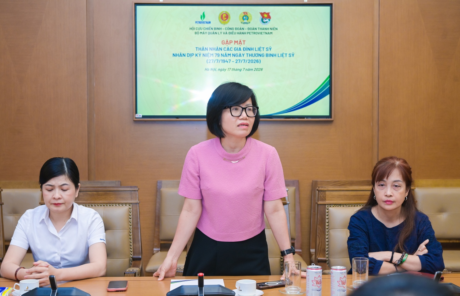 Đồng chí Nguyễn Thị Hoa - Ủy viên Ban Chấp hành Đảng bộ, Phó Chủ nhiệm Thường trực Ủy ban Kiểm tra Tập đoàn bày tỏ sự xúc động và gửi lời cảm ơn chân thành tới lãnh đạo Tập đoàn cùng các tổ chức đoàn thể