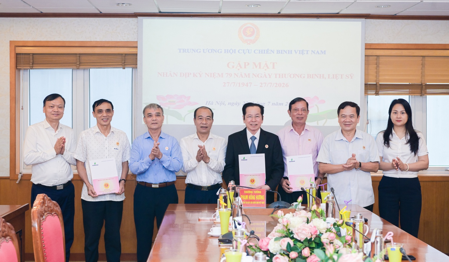 Đoàn công tác Hội CCB Petrovietnam tặng quà tri ân các đồng chí là thương binh, con liệt sĩ đang công tác tại Trung ương Hội CCB Việt Nam.