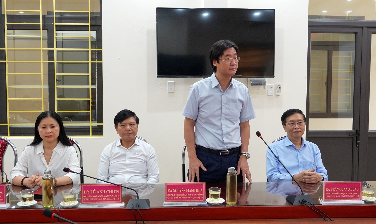 Petrovietnam thăm hỏi, động viên các hộ dân có hoàn cảnh đặc biệt tại xã Tân Long, Tuyên Quang