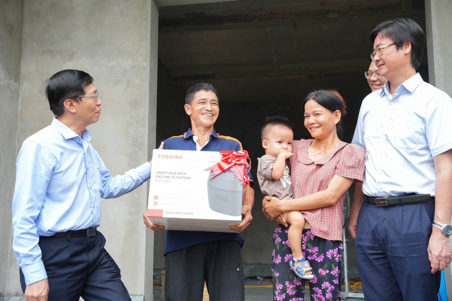 Petrovietnam thăm hỏi, động viên các hộ dân có hoàn cảnh đặc biệt tại xã Tân Long, Tuyên Quang