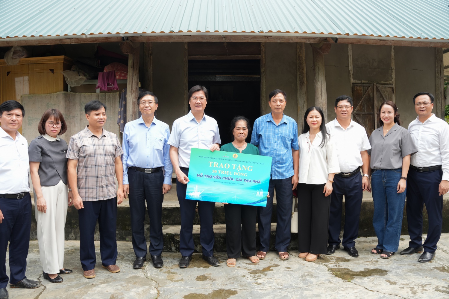 Petrovietnam thăm hỏi, động viên các hộ dân có hoàn cảnh đặc biệt tại xã Tân Long, Tuyên Quang