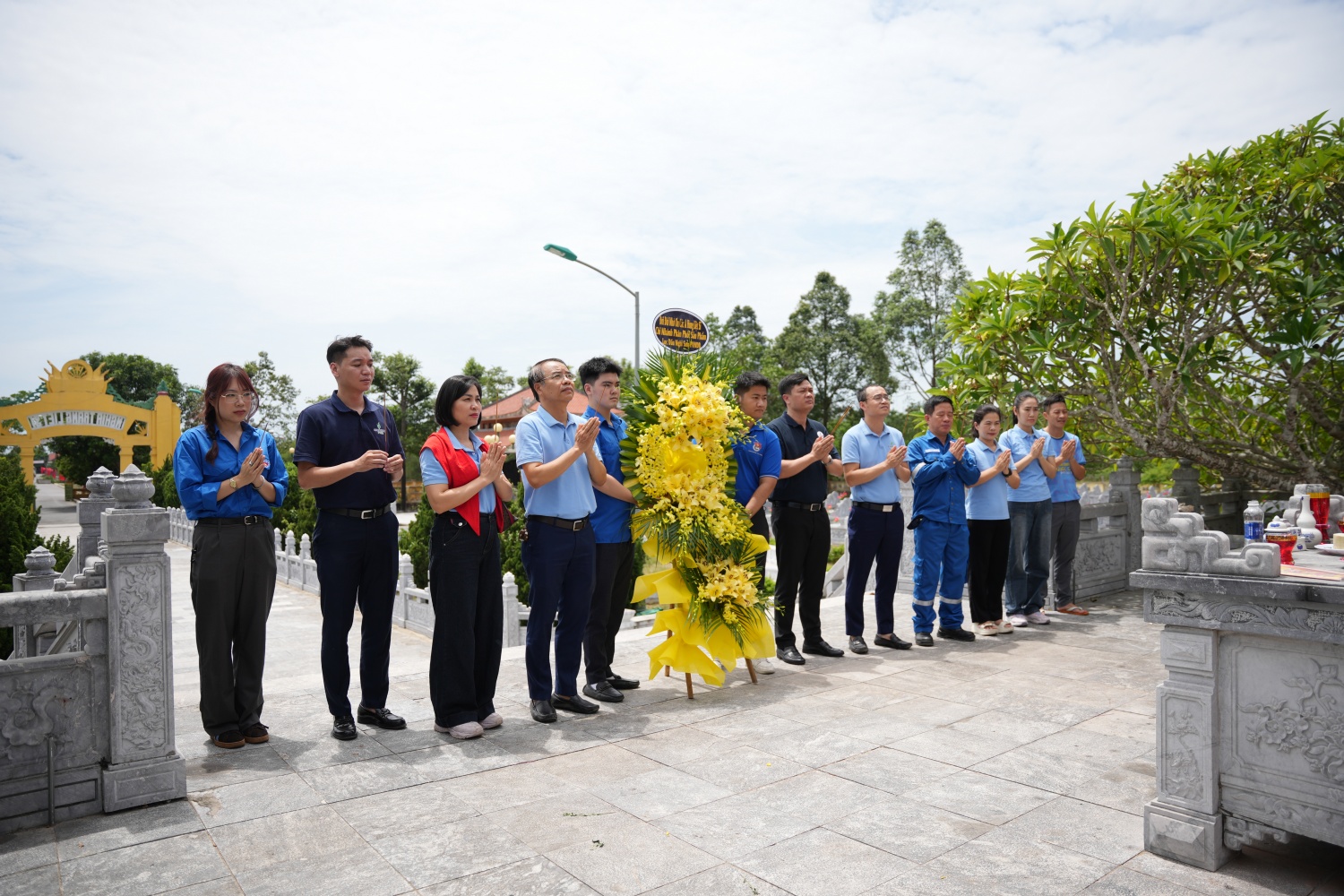 Đoàn công tác PVNDB dâng hương bày tỏ lòng thành kính trước anh linh các anh hùng liệt sĩ