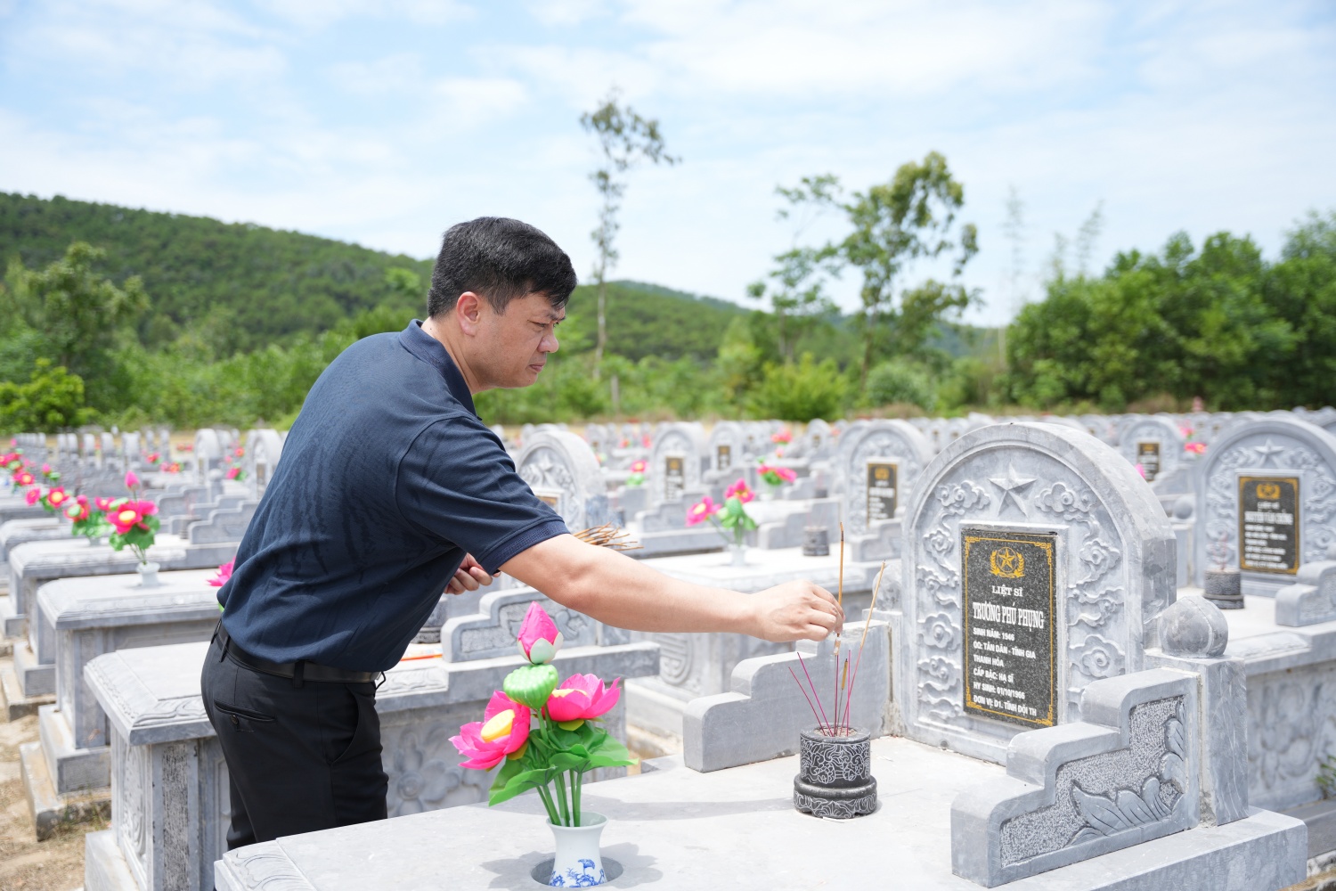 Ông Hoàng Ngọc Xuân - Phó Giám đốc PVNDB dâng hương tưởng niệm các Anh hùng liệt sĩ