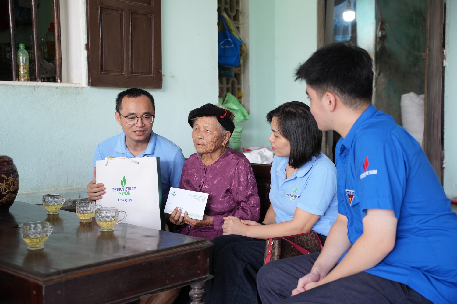 Ông Lê Vũ Hiệp - Chủ tịch Công đoàn PVNDB cùng đoàn công tác đến thăm hỏi, tặng quà các gia đình chính sách