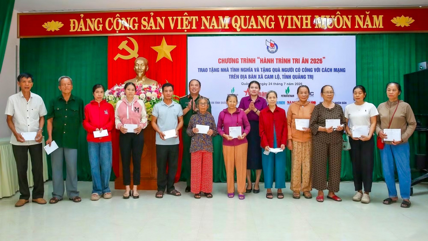 Các gia đình chính sách, người có công và thân nhân liệt sĩ có hoàn cảnh khó khăn tại xã Cam Lộ nhận các phần quà của đoàn công tác.