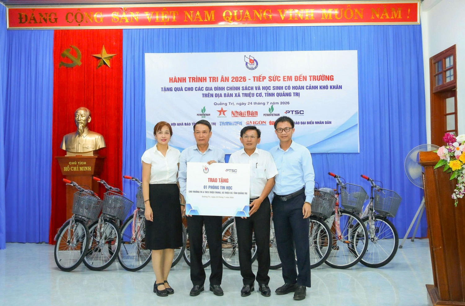 Đoàn công tác Hội Nhà báo Việt Nam và Petrovietnam trao tặng biển tượng trưng phòng tin học cho Trường Tiểu học và THCS Triệu Trung.