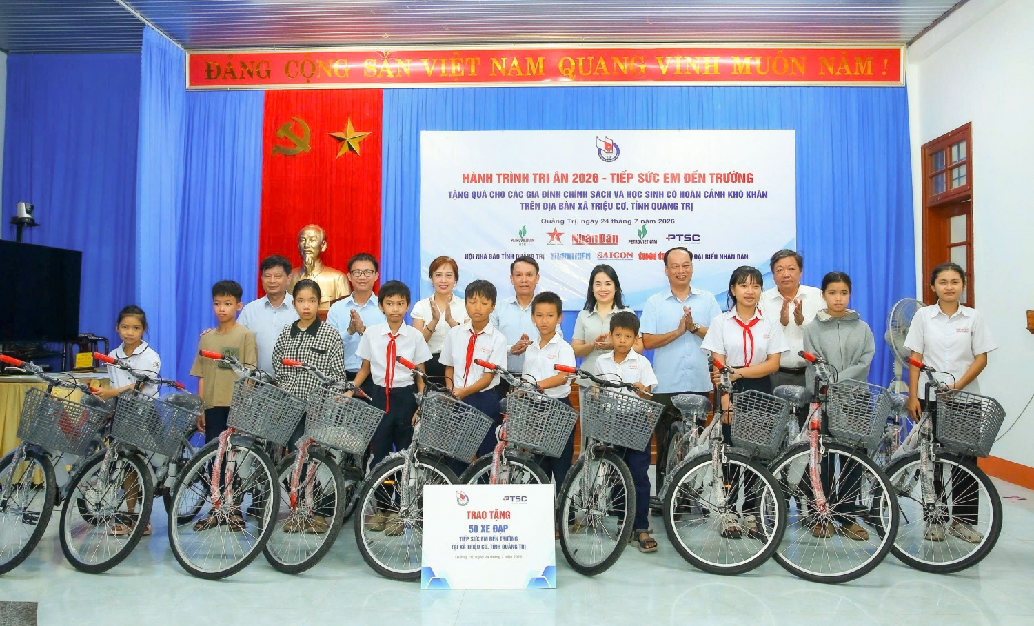 Các em học sinh thích thú đón nhận những chiếc xe đạp mới từ đoàn công tác.