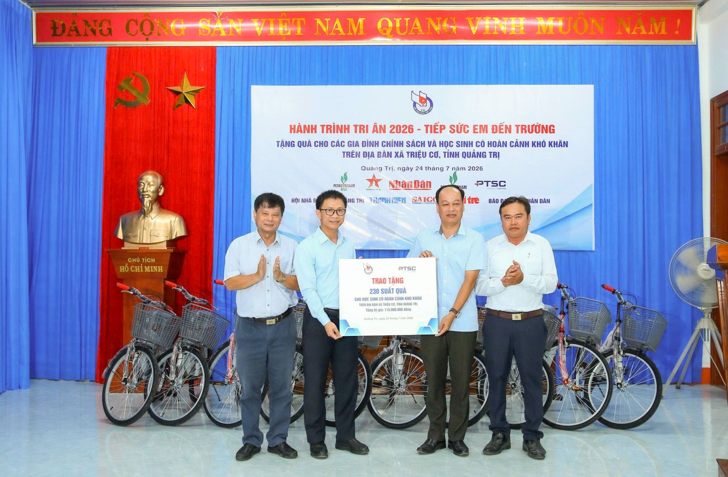 Đoàn công tác trao biển tượng trưng 230 phần quà cho các em học sinh có hoàn cảnh khó khăn trên địa bàn xã Triệu Cơ.