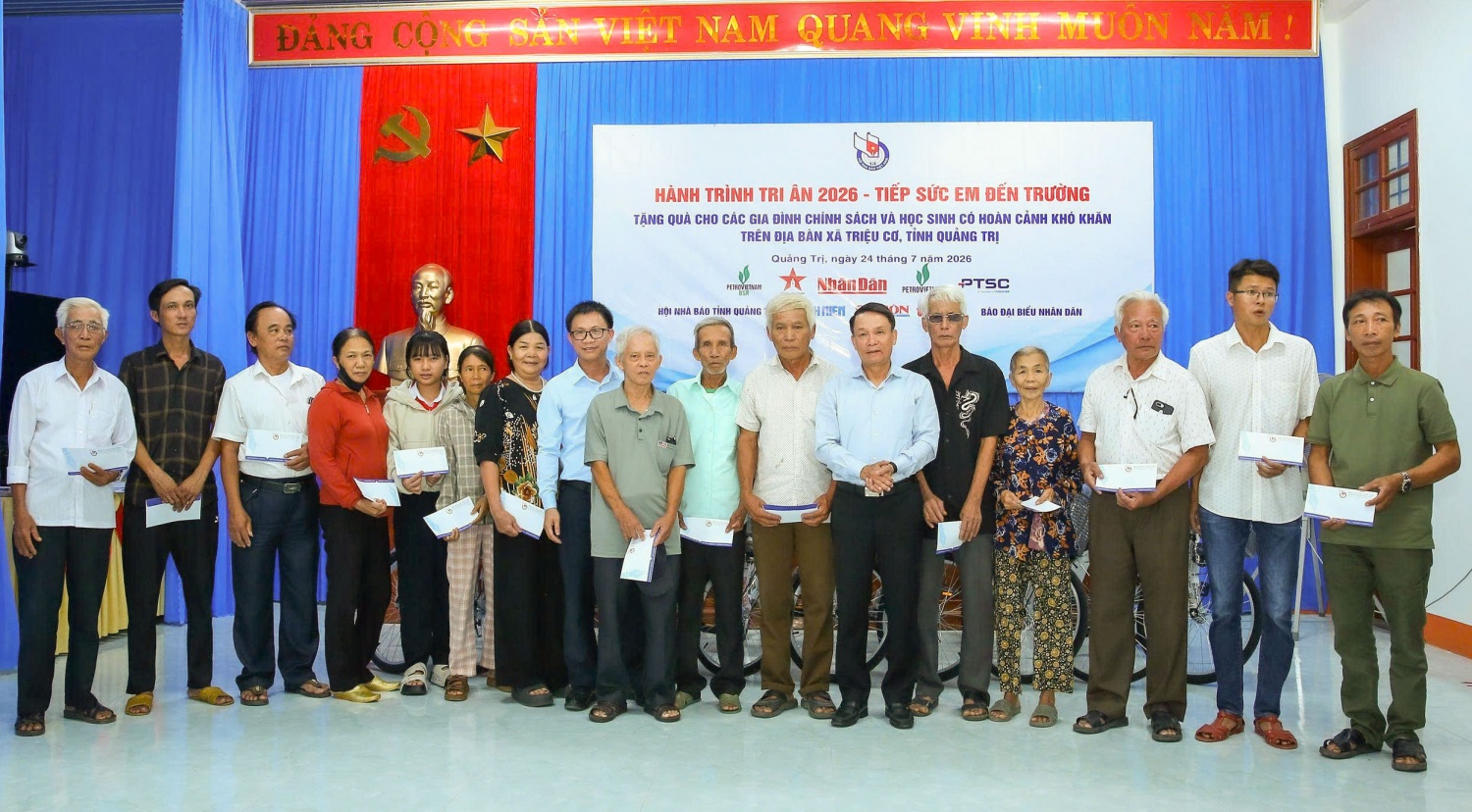 Đại diện các gia đình chính sách đón nhận các phần quà từ đoàn công tác Hội Nhà báo Việt Nam và Petrovietnam.