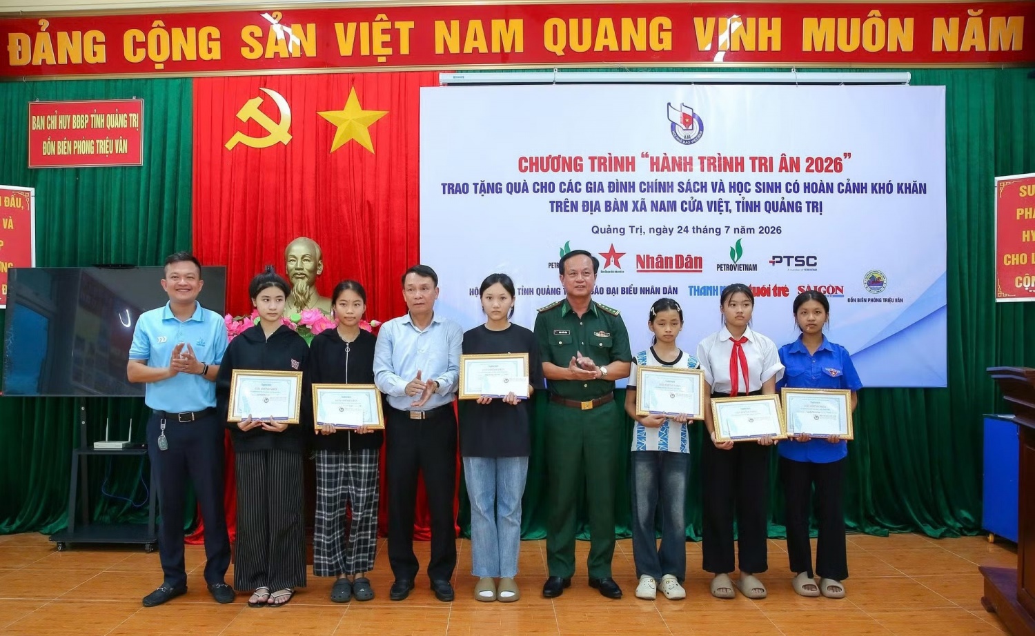 Các em con nuôi đồn biên phòng tại Đồn Biên phòng Triệu Vân cũng đón nhận các phần quà từ đoàn công tác.