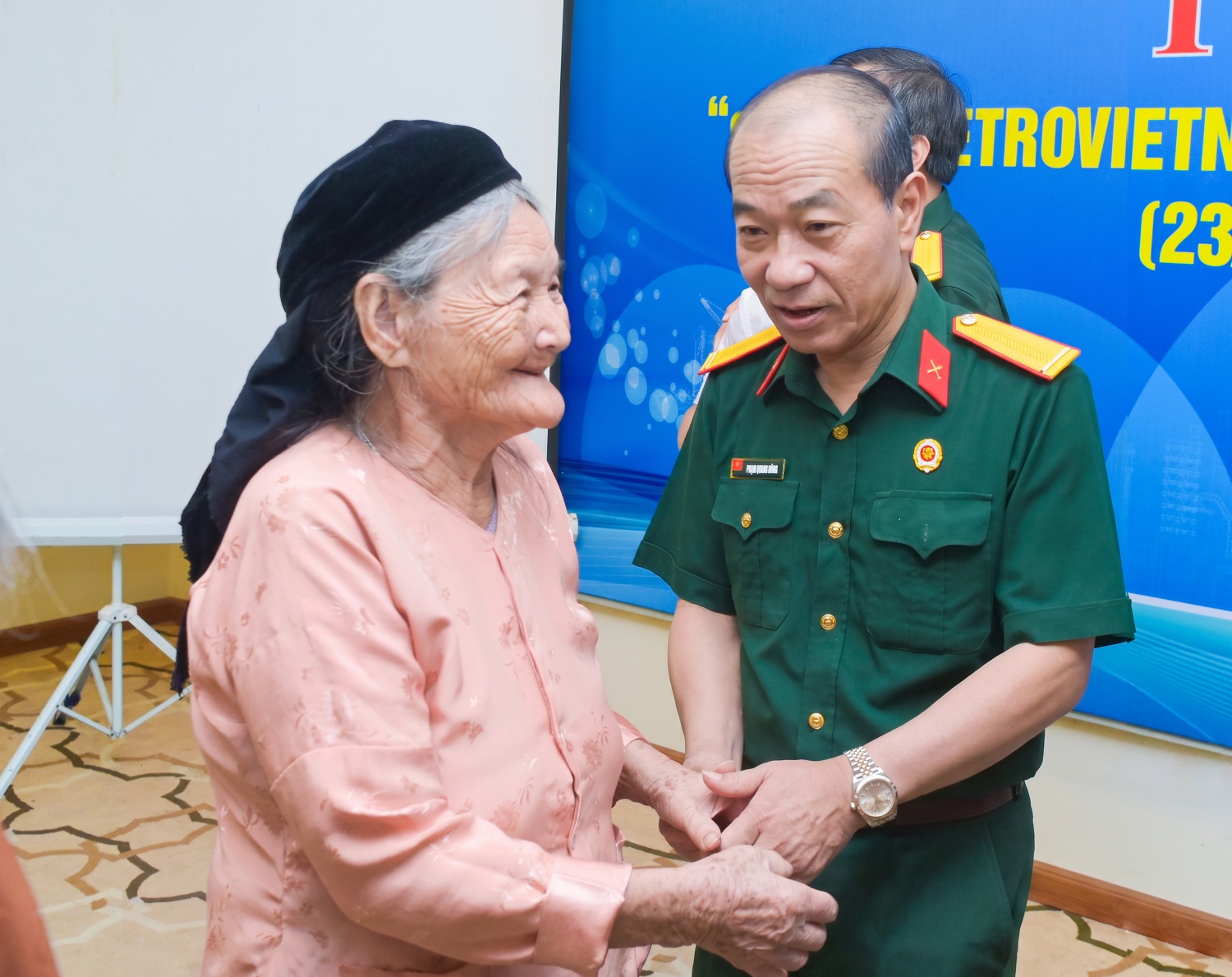 Đồng chí Phạm Quang Dũng ân cần thăm hỏi, động viên Mẹ Việt Nam Anh hùng Phạm Thị Lộc, bày tỏ lòng tri ân sâu sắc đối với những hy sinh, cống hiến của gia đình cho sự nghiệp đấu tranh giải phóng dân tộc.
