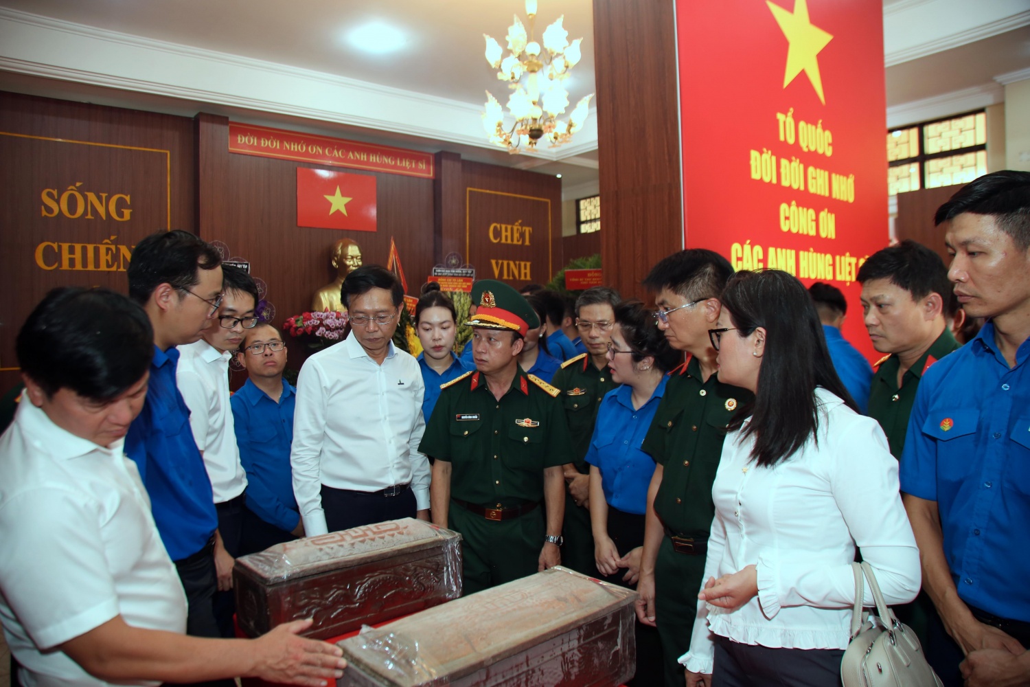 Đoàn công tác Petrovietnam dâng hương, dâng hoa tại Tượng đài Cố Tổng Bí thư Trần Phú và tưởng niệm các Anh hùng liệt sĩ tại Nhà quàn hài cốt liệt sĩ, Công viên Lê Thị Riêng.