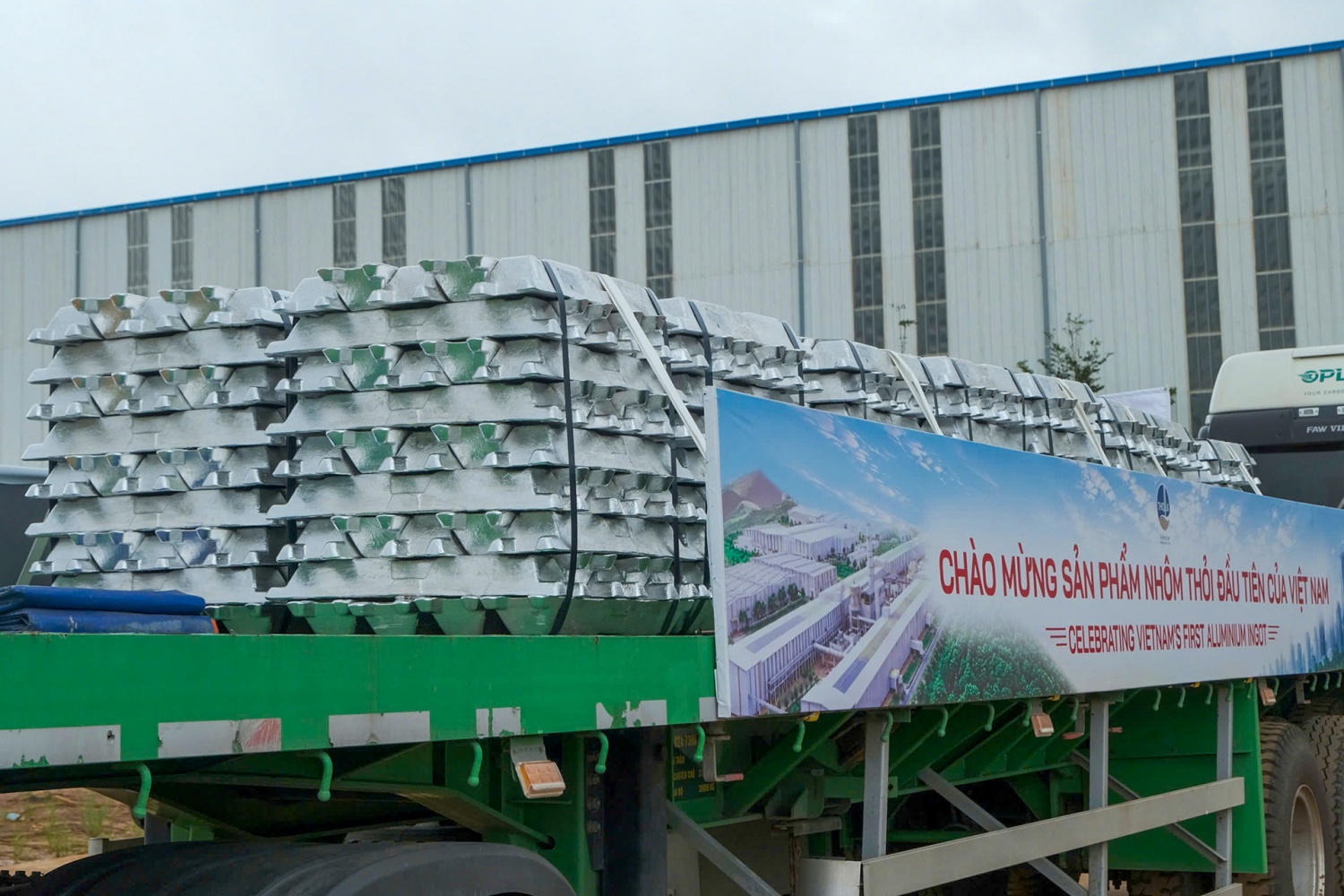 Tin tức kinh tế ngày 26/7: Lần đầu tiên Việt Nam sản xuất được sản phẩm nhôm thỏi Tin tức kinh tế ngày 26/7: Lần đầu tiên Việt Nam sản xuất được sản phẩm nhôm thỏi