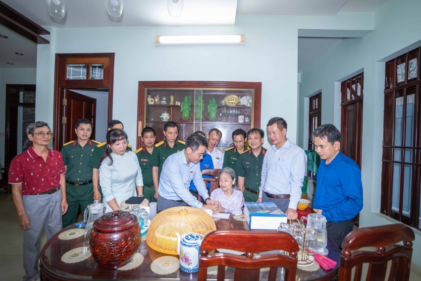 Đại diện Vietsovpetro trao tặng quà tri ân tới thân nhân gia đình liệt sĩ. Đại diện Vietsovpetro trao tặng quà tri ân tới thân nhân gia đình liệt sĩ.