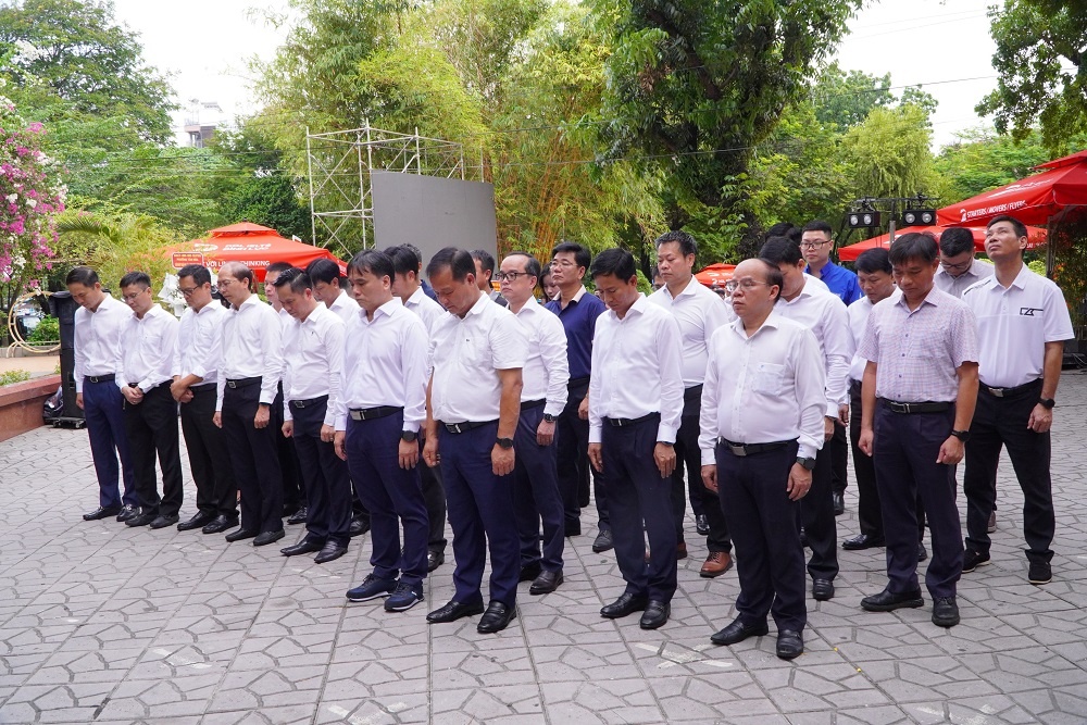 PV Drilling dâng hương tri ân các Anh hùng liệt sĩ tại Công viên Lê Thị Riêng