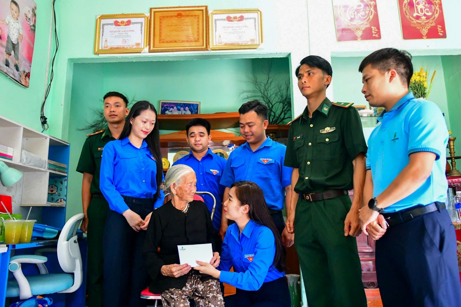 Đại diện Đoàn Thanh niên BSR gửi tặng phần quà tri ân và thăm hỏi Mẹ Việt Nam Anh hùng Trần Thị Tròn, xã Đông Sơn. Đại diện Đoàn Thanh niên BSR gửi tặng phần quà tri ân và thăm hỏi Mẹ Việt Nam Anh hùng Trần Thị Tròn, xã Đông Sơn.