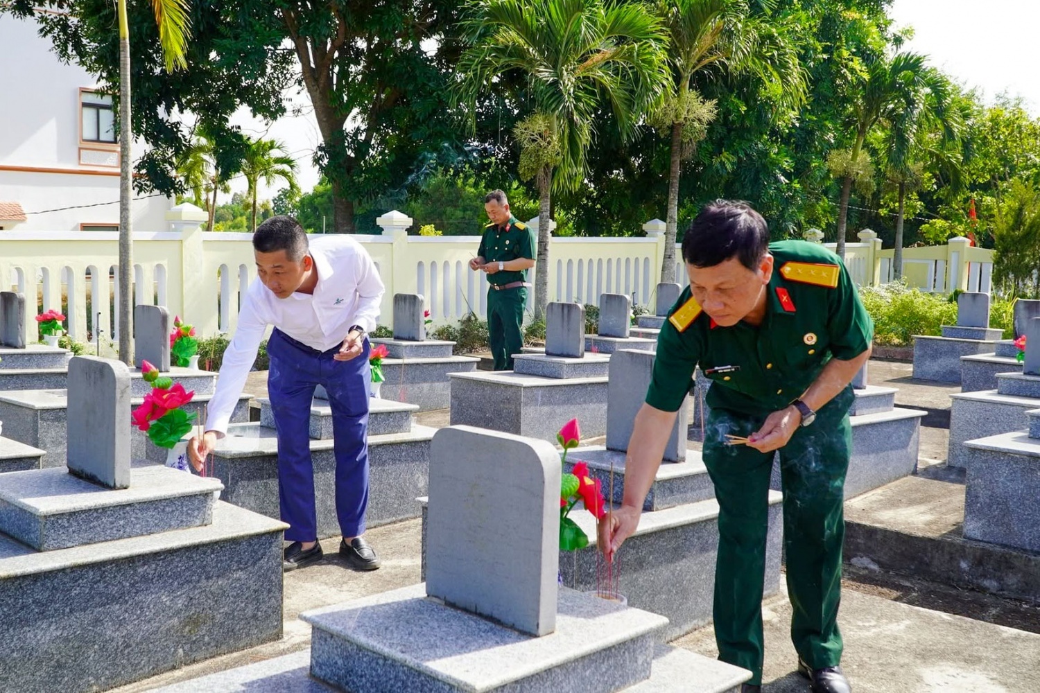 Các thành viên trong đoàn công tác PVSM thành kính dâng hương tại phần mộ các anh hùng liệt sĩ. Các thành viên trong đoàn công tác PVSM thành kính dâng hương tại phần mộ các anh hùng liệt sĩ.